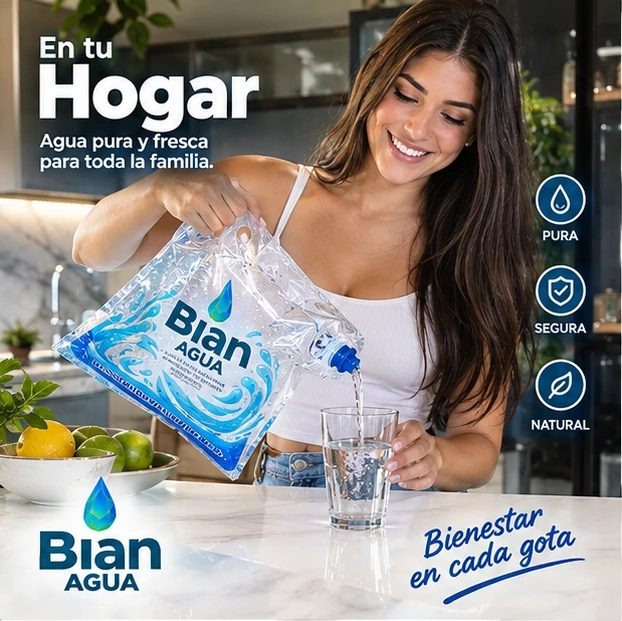 Mujer sirviendo agua BIAN en un vaso en la cocina